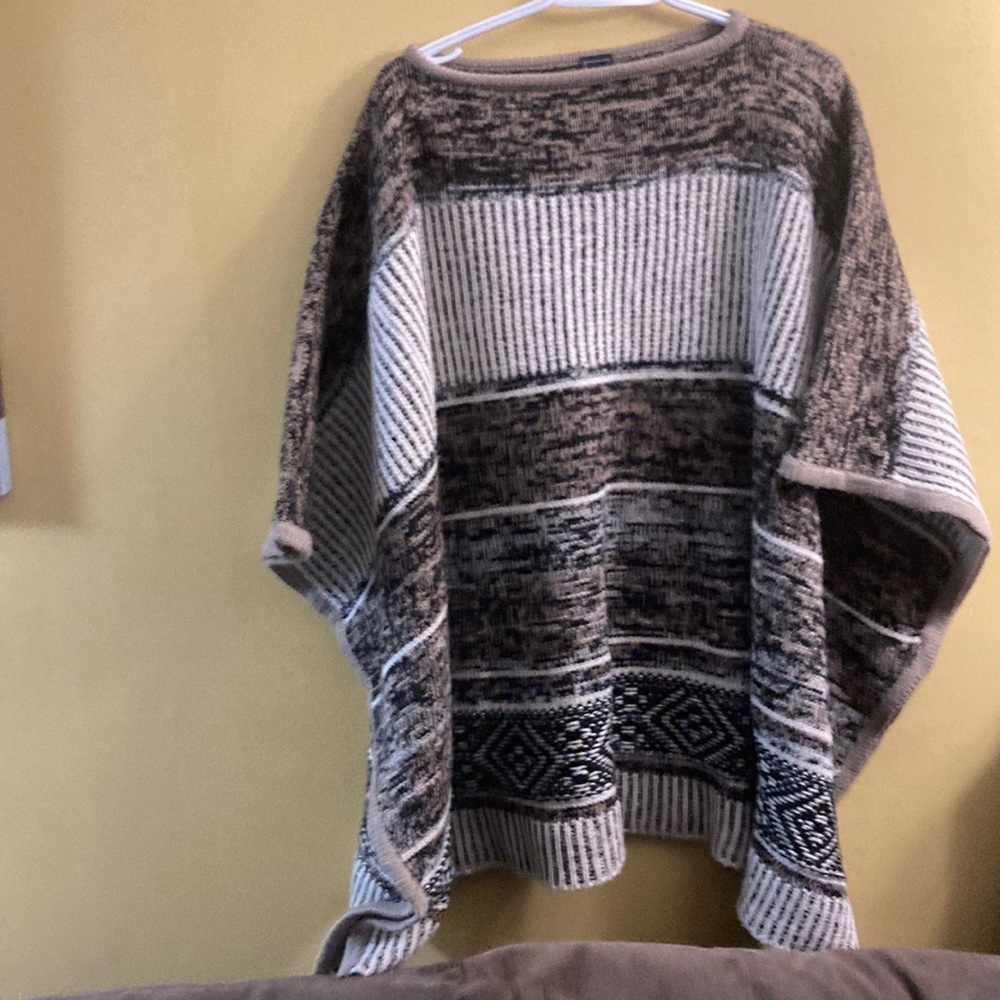 Gap Shrug black beige and cream sweater